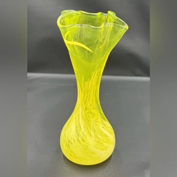 Vintage MCM Yellow Hand Blown Art Glass Vase Swirled Swung Ruffled Rim 7.5”T - Picture 7 of 8